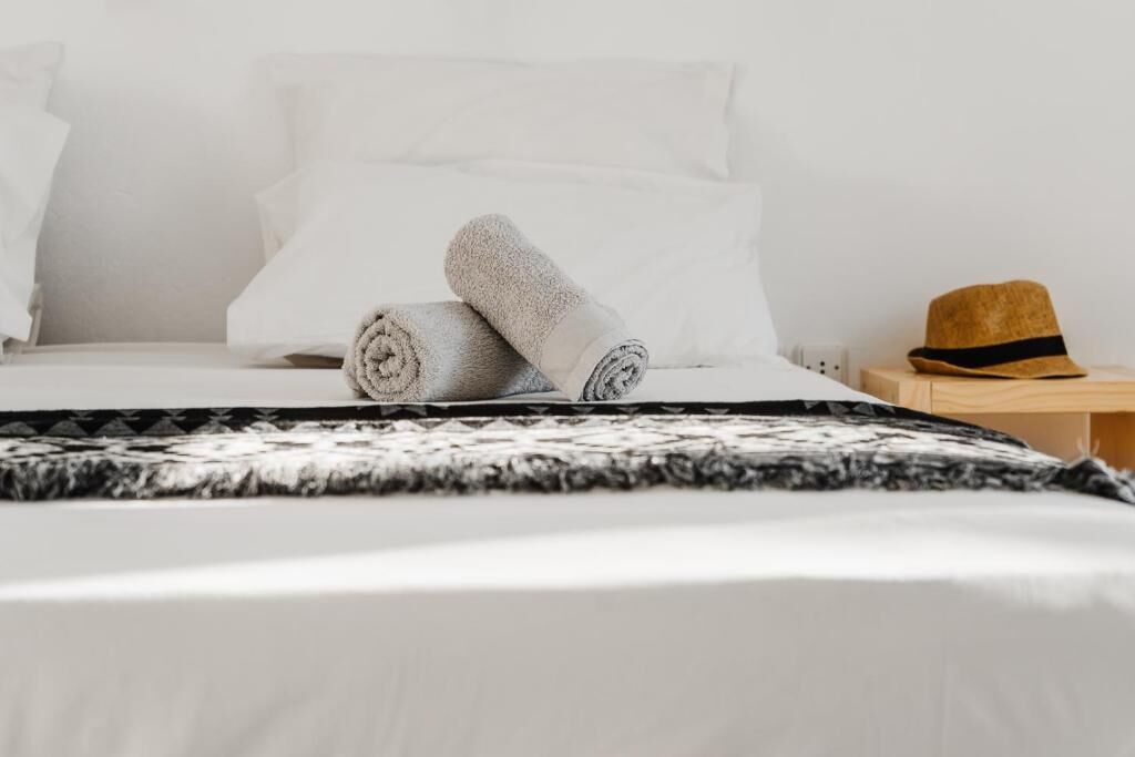 Suite Deluxe, vista al mar | Caja de seguridad en la habitación y escritorio 