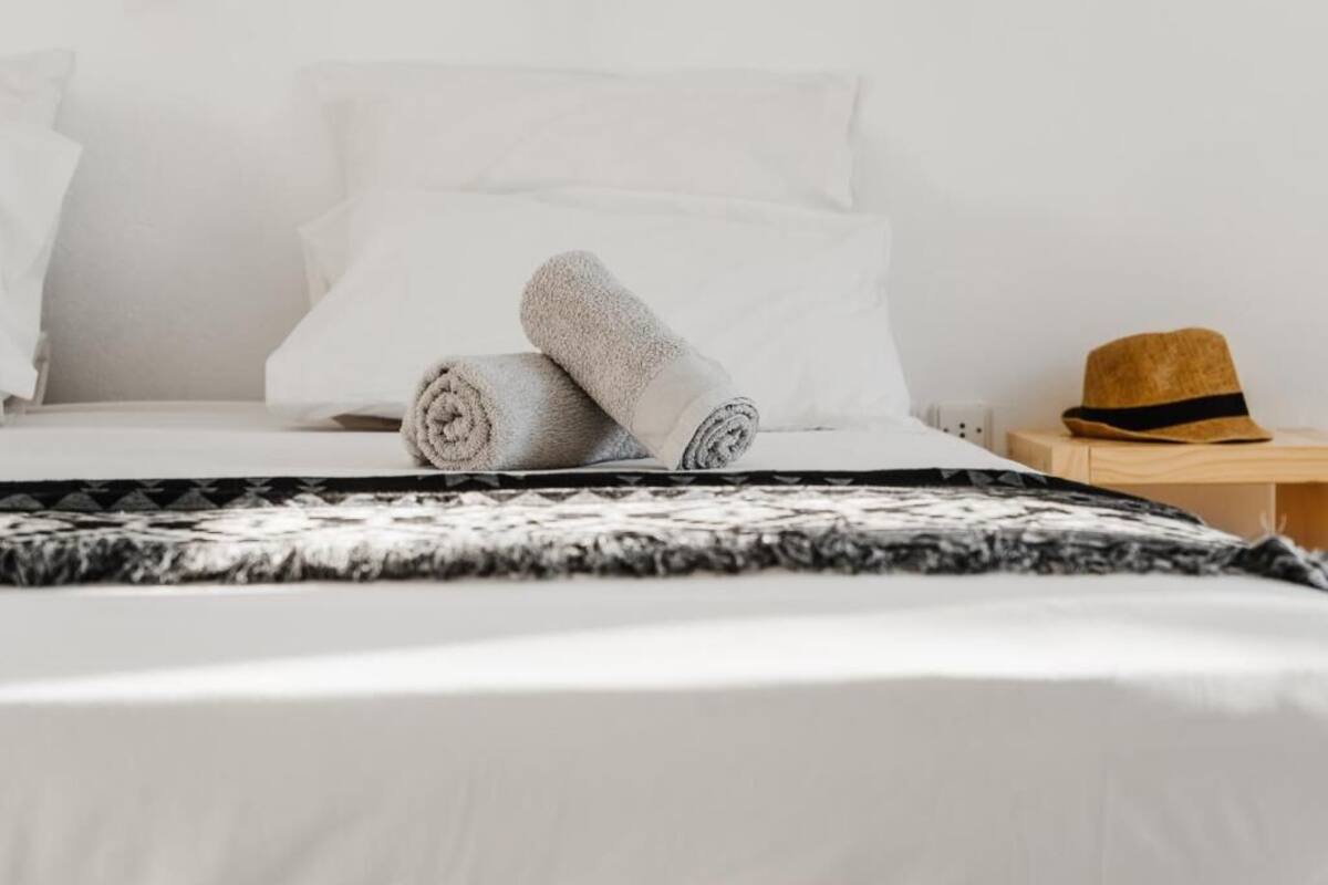 Suite Deluxe, vista al mar | Caja de seguridad en la habitación y escritorio