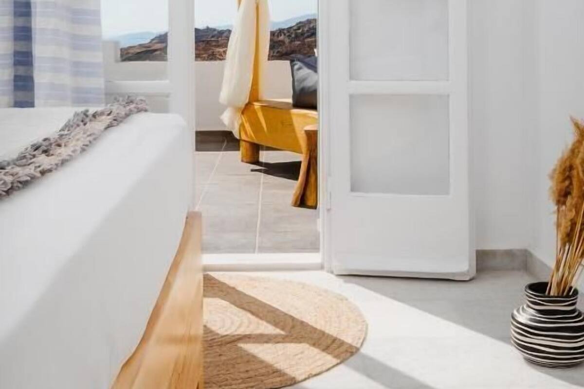 Suite, vista al mar | Caja de seguridad en la habitación y escritorio