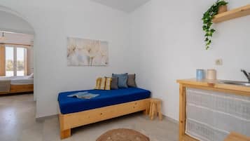 Suite – deluxe, sjøutsikt | Safe på rommet, skrivebord og skrivebord for bærbar PC