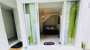 Ein modernes Zimmer mit einem Bett, einem kleinen Tisch und einer Hängeleuchte.