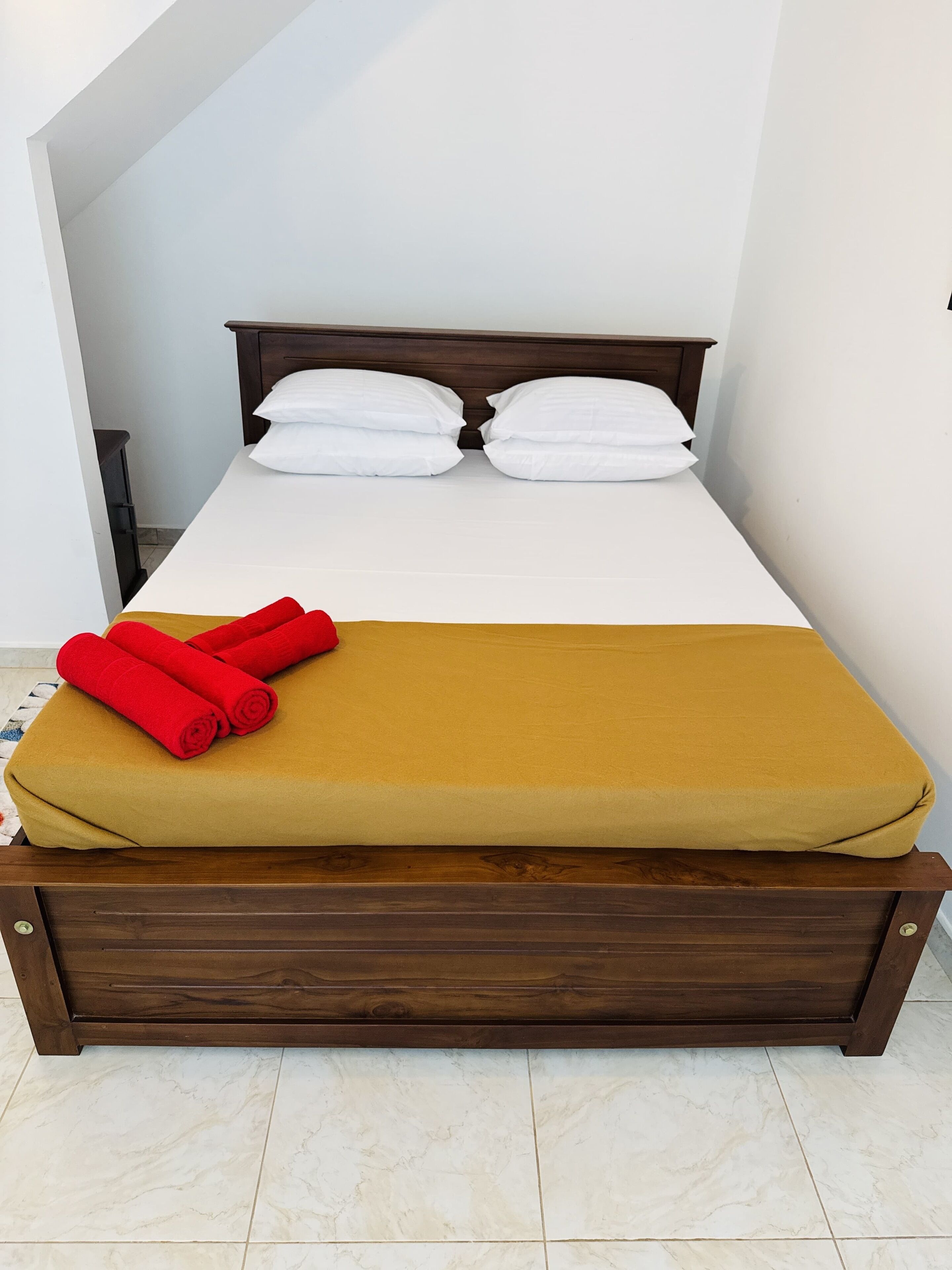 3 bedrooms, internet, bed sheets