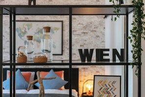 1 bedroom, iron/ironing board, Internet, bed sheets - 6 min walk to metro - 3 stops to city center (Wien)