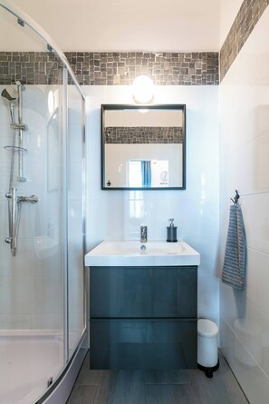 Shower, hair dryer - 6 min walk to metro - 3 stops to city center (Wien)