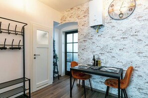 Dining - 6 min walk to metro - 3 stops to city center (Wien)