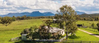 Mountain-view farmhouse farmstay on the Capertee Valley Bird Trail
