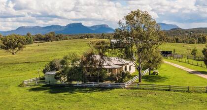 Mountain-view farmhouse farmstay on the Capertee Valley Bird Trail