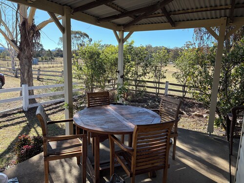 Mountain-view farmhouse farmstay on the Capertee Valley Bird Trail
