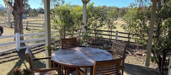 Mountain-view farmhouse farmstay on the Capertee Valley Bird Trail