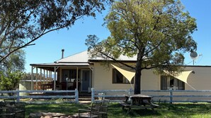 A house with a covered porch, a picnic table, and outdoor seating. - Mountain-view farmhouse farmstay on the Capertee Valley Bird Trail (Bogee)