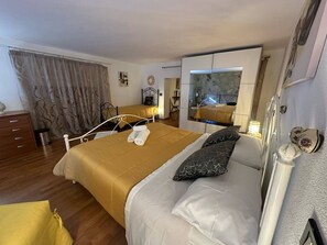 2 slaapkamers, een strijkplank/strijkijzer, internet, beddengoed