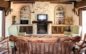 Smart TV, fireplace - Stunning home in Setenil de las Bodegas (Setenil de las Bodegas)