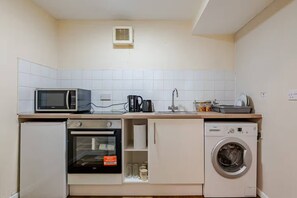 Fridge, microwave, oven, stovetop - Cosy Retreat - Suite 5 (Hamilton)