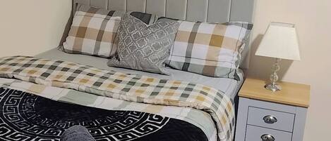 1 chambre, fer et planche à repasser, accès Internet, draps fournis