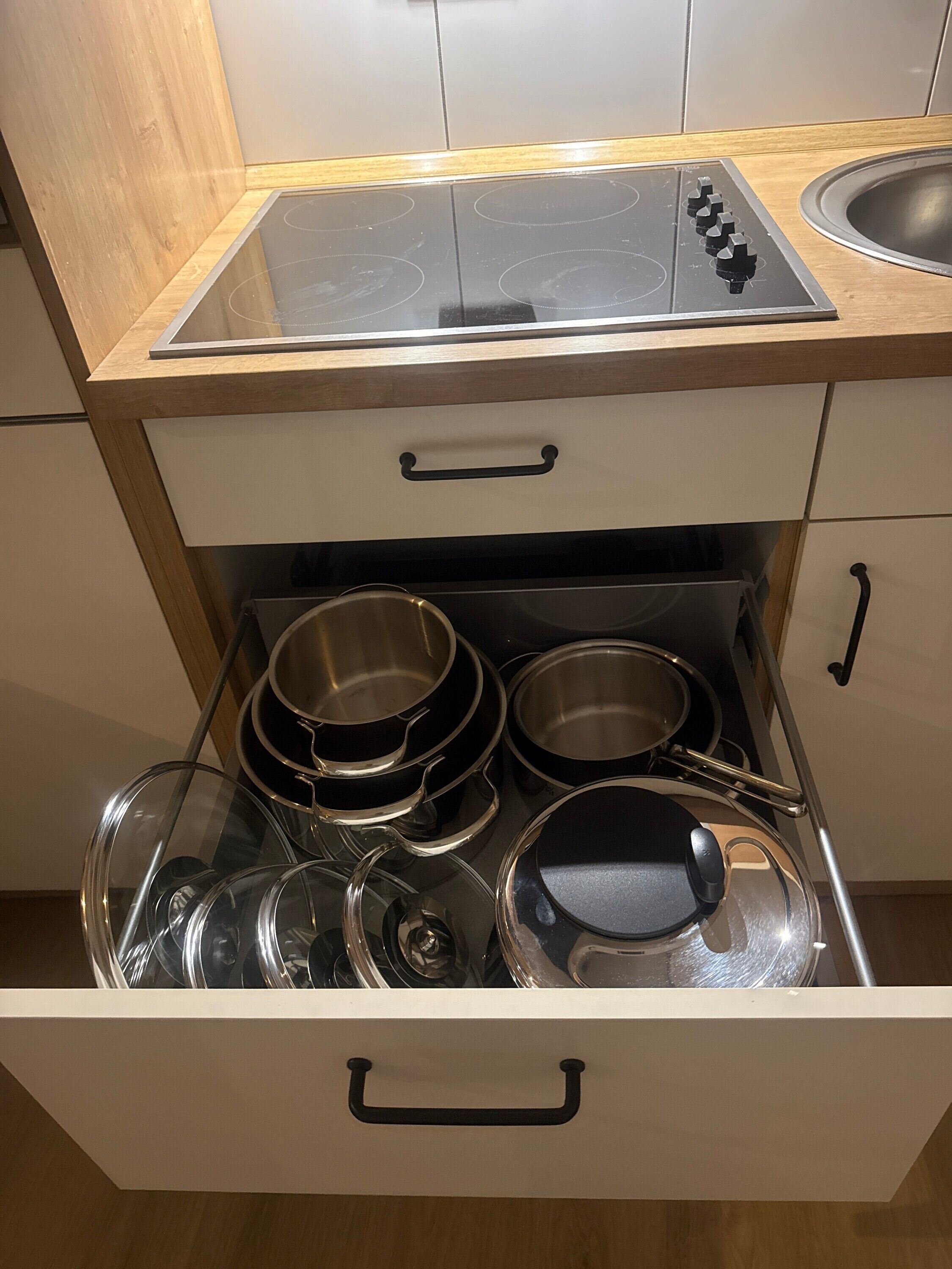 Kühlschrank, Mikrowelle, Ofen, Herdplatte