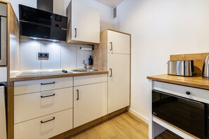 Fridge, microwave, oven, stovetop - 3-2-1meins Röntgen Remscheid – Modern Apartment for Up to 3 Guests (Remscheid)
