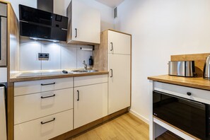 Een koelkast, een magnetron, een oven, een kookplaat