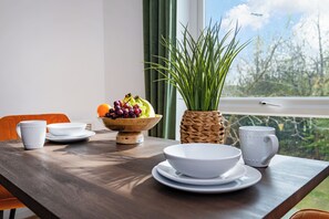 Dining - Stylish 2 - Bed Manning Gardens (Croydon)