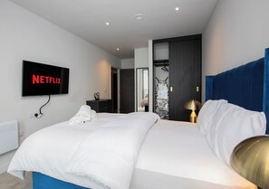 2 bedrooms, iron/ironing board, internet, bed sheets