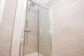 Dusche, Haartrockner, Handtücher
