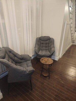 Room, 1 Bedroom, Balcony | Living area