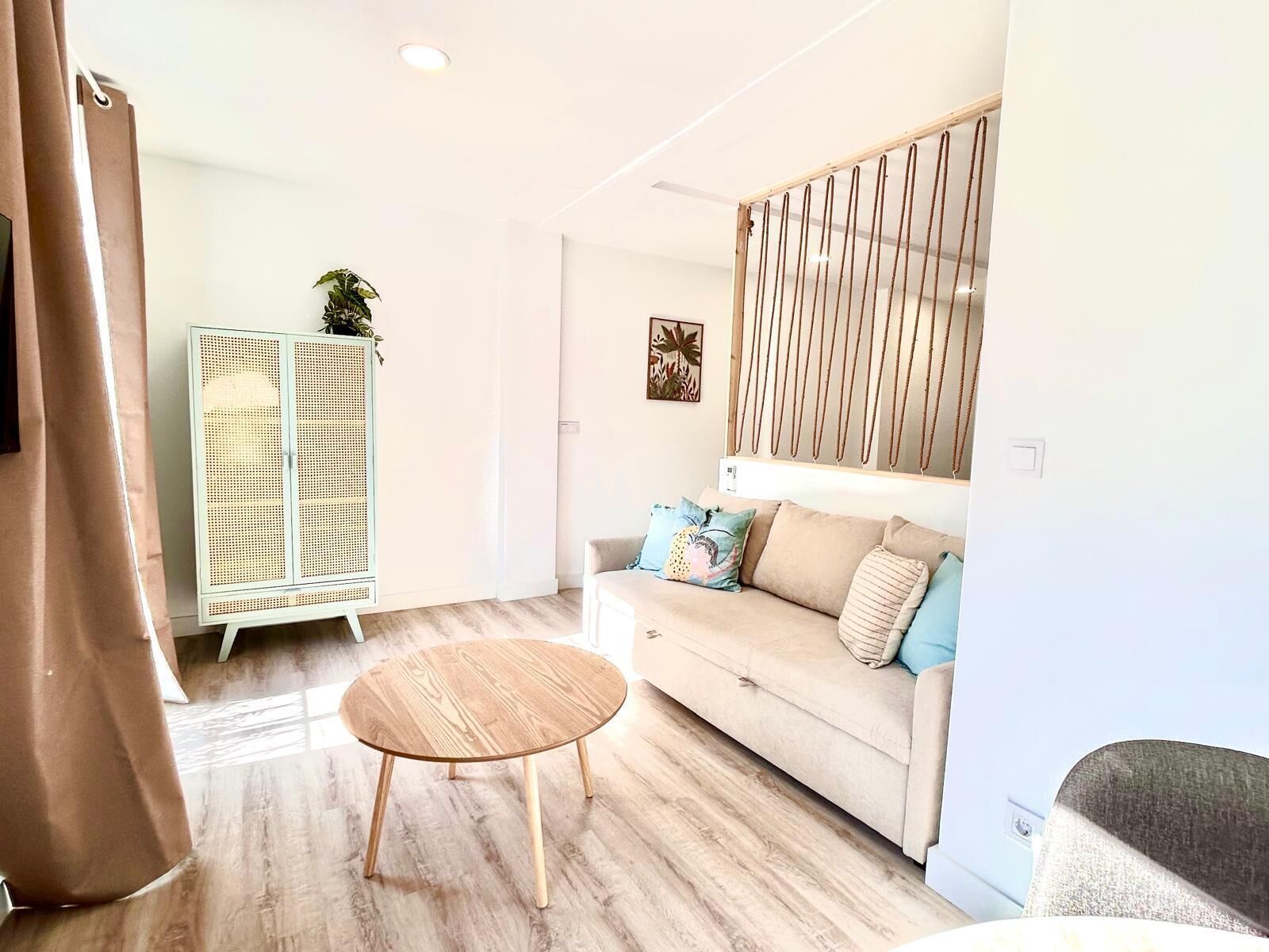 Appartamento Deluxe, balcone, vista cortile | Area soggiorno | TV a schermo piatto