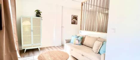 Appartement Deluxe, balcon, vue sur la cour intérieure | Aire de séjour | Téléviseur à écran plat