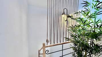 Deluxe appartement, balkon, uitzicht op de binnenplaats | Interieur