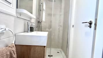 Deluxe appartement, balkon, uitzicht op binnenplaats | Badkamer