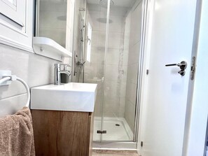 Deluxe appartement, balkon, uitzicht op de binnenplaats | Badkamer