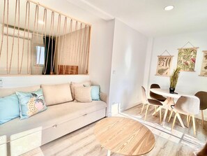 Deluxe appartement, balkon, uitzicht op de binnenplaats | Woonruimte | Flatscreentelevisie
