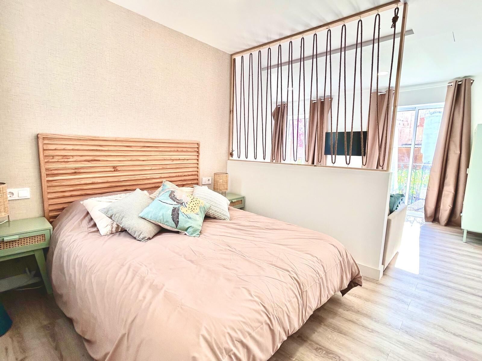 Appartamento Deluxe, balcone, vista cortile | Una cassaforte in camera, ferro/asse da stiro, Wi-Fi gratuito