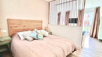 Appartamento Deluxe, balcone, vista cortile | Una cassaforte in camera, ferro/asse da stiro, Wi-Fi gratuito