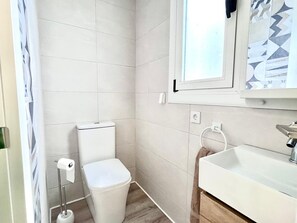 Appartamento Deluxe, balcone, vista cortile | Bagno