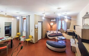 TV, caminetto, tavolo da calcetto
