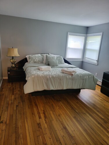 Cozy 3-bedroom house in fabulous North Bay Shore with AC