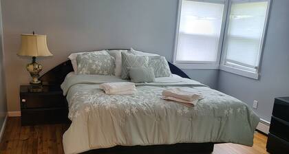 Cozy 3-bedroom house in fabulous North Bay Shore with AC