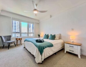 2 bedrooms, WiFi - Surfers Paradise Ocean-View Apartment, Pool & Spa (Surfers Paradise)