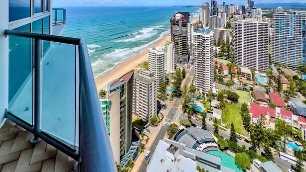 A high-rise building with a view of the beach and ocean. - Level 38 Ocean-View Apartment, Surfers Paradise (Surfers Paradise)