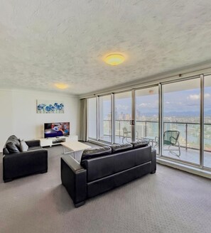 TV - Level 38 Ocean-View Apartment, Surfers Paradise (Surfers Paradise)