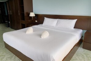 Deluxe-Doppelzimmer, Balkon, Stadtblick | Zimmersafe, Schreibtisch, kostenloses WLAN