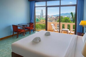 In-room safe, desk, free WiFi