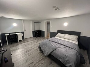 1 bedroom - Prime Location Studio With Separate Amenities (London)