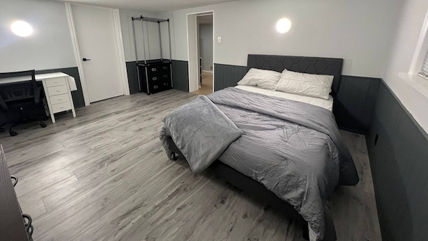 Une chambre à coucher avec un lit, un bureau et une armoire.