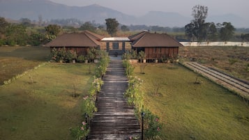 Couples treatment rooms, body treatments, deep-tissue massages