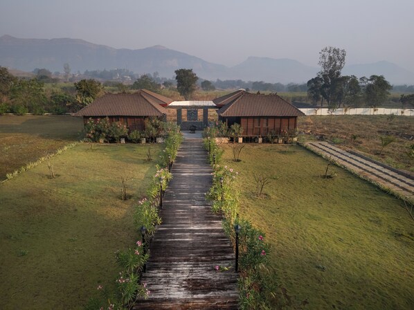 Couples treatment room(s), body treatments, deep-tissue massages