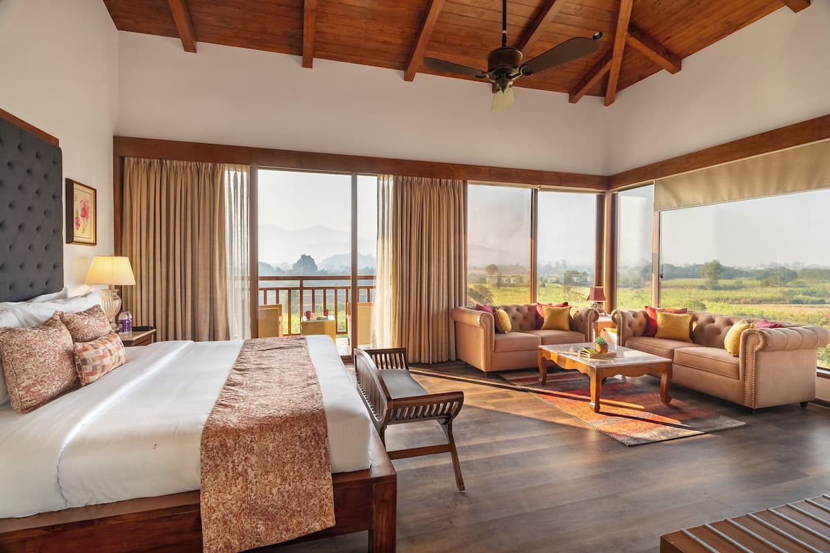 Anahita 2 Bedroom Skyvilla with Infinity Pool | Minibar, in-room safe, desk, blackout drapes