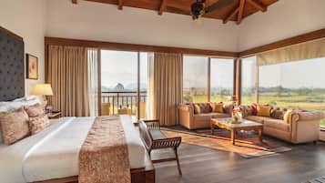 Anahita 2 Bedroom Skyvilla with Infinity Pool | Minibar, caja fuerte, escritorio y cortinas opacas