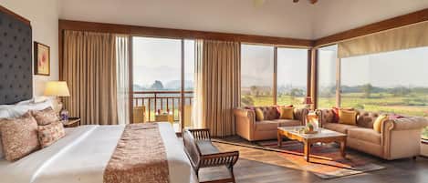 Anahita 2 Bedroom Skyvilla with Infinity Pool | Een minibar, een kluis op de kamer, een bureau, verduisterende gordijnen