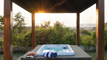 Outdoor spa tub